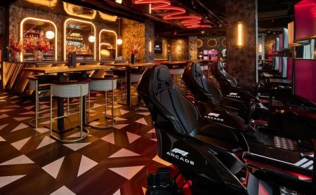 В Бостоне открыли ресторан F1 Arcade, в котором можно вкусно поесть и поездить за релём болида Формулы-1_663b6f798dd89.jpeg